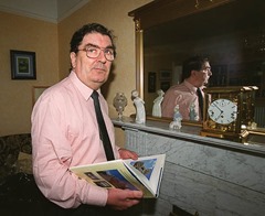 PACEMAKER BFST 10-03-2000:SDLP party leader John Hume pictured at his Londonderry home.
Photo...William Cherry/Pacemaker...