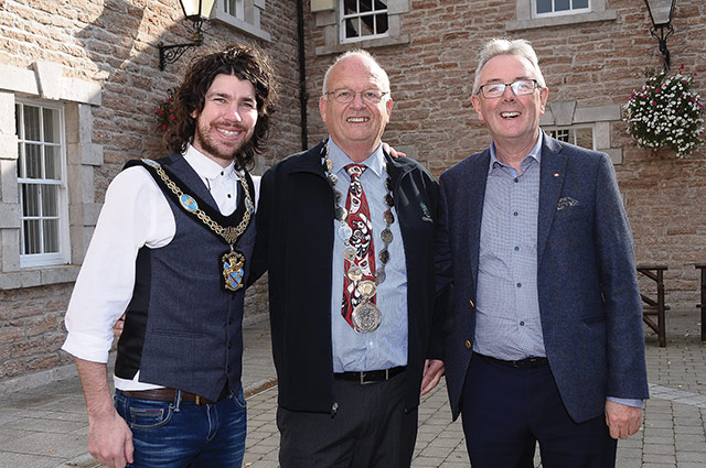 Lord Mayor Garath Keating welcomes Chris Pieper, Mayor of Armstrong, British Columbia, Canada and Andrew Peters from the Rathfriland Regeneration group.